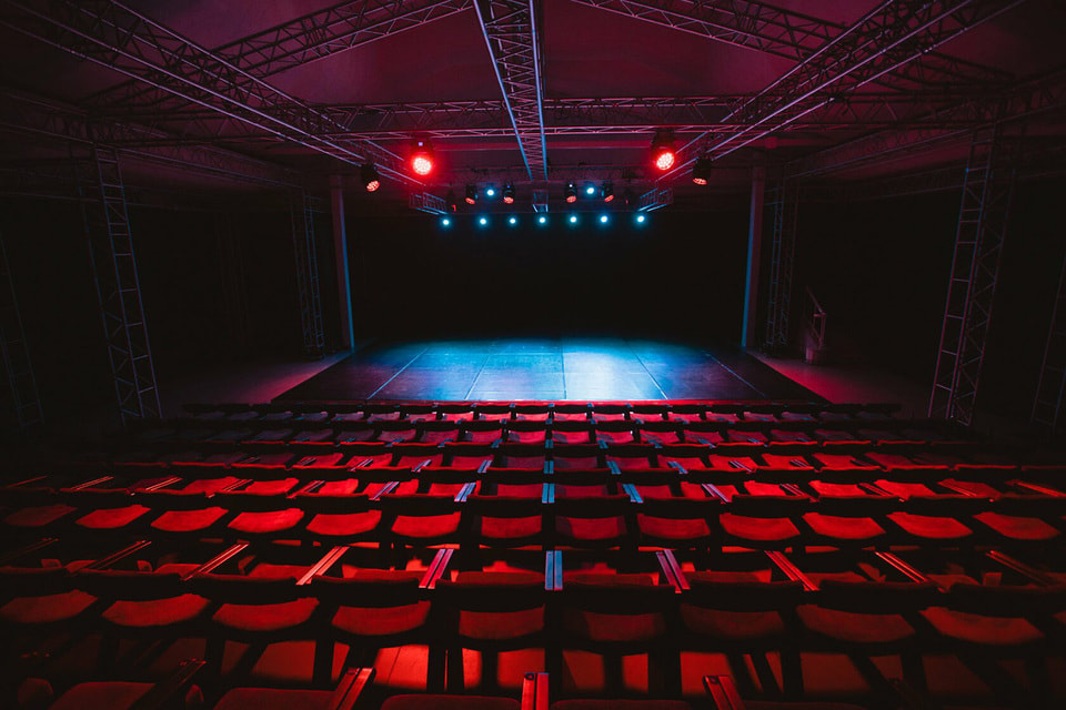 Театральное пространство «Арт-платформа» располагает залом-трансформером на 300 мест