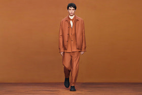 Теплый оттенок монохромного костюма Ermenegildo Zegna из коллекции осень-зима 2022 является вариацией фирменного цвета бренда под названием Zegna Vicuna