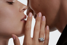 Образцы колец классического дизайна Alrosa Diamonds с бриллиантами соло