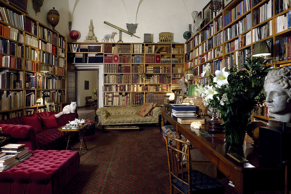 Дом Массимо – самый настоящий лабиринт из комнат: библиотека, столовая, салон...