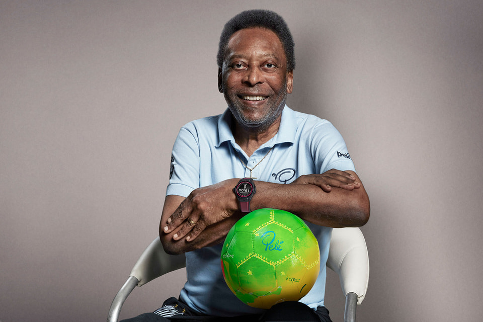 Легенда мирового футбола Пеле с футбольным авторским мячом. У него на руке – часы Hublot Big Bang e FIFA World Cup Qatar