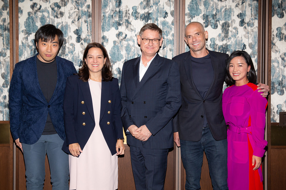 Президент Дома Cartier Сирилл Виньерон с участниками программы Red Club x Cartier, сентябрь 2022 года
