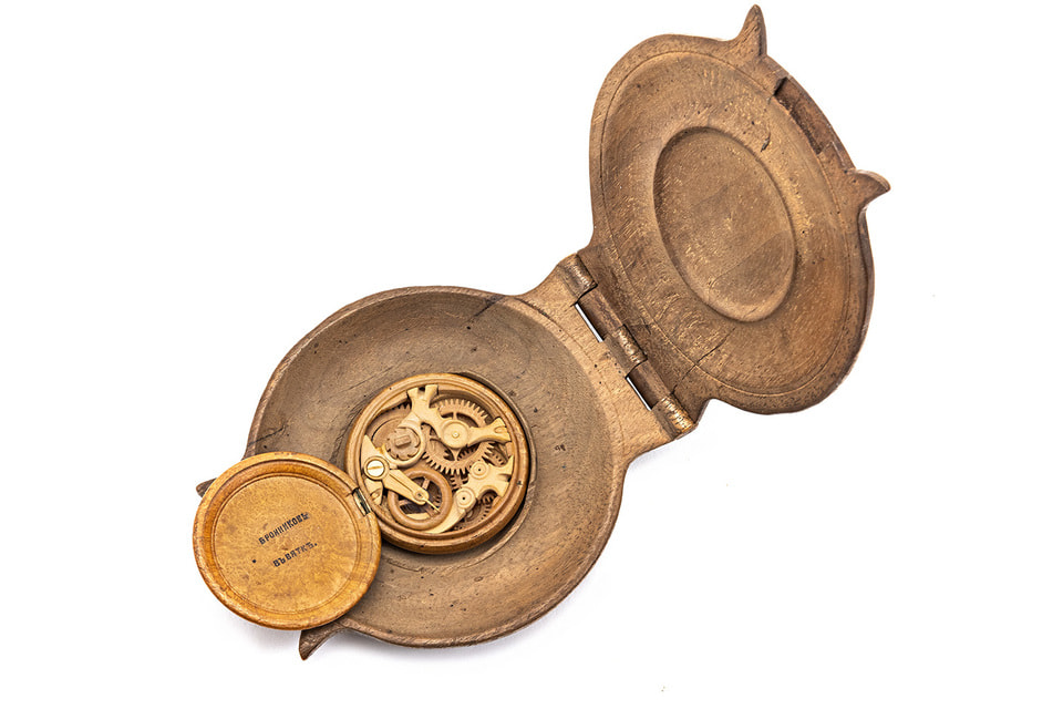 Один из раритетов музея – деревянные карманные часы мастера  Михаила Бронникова. Вятка, вторая половина XIX века
