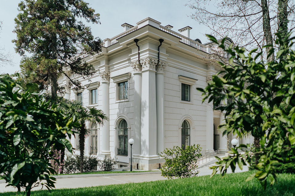 Клуб здоровья и долголетия Rodina работает на базе одноименного пятизвездочного отеля в Сочи