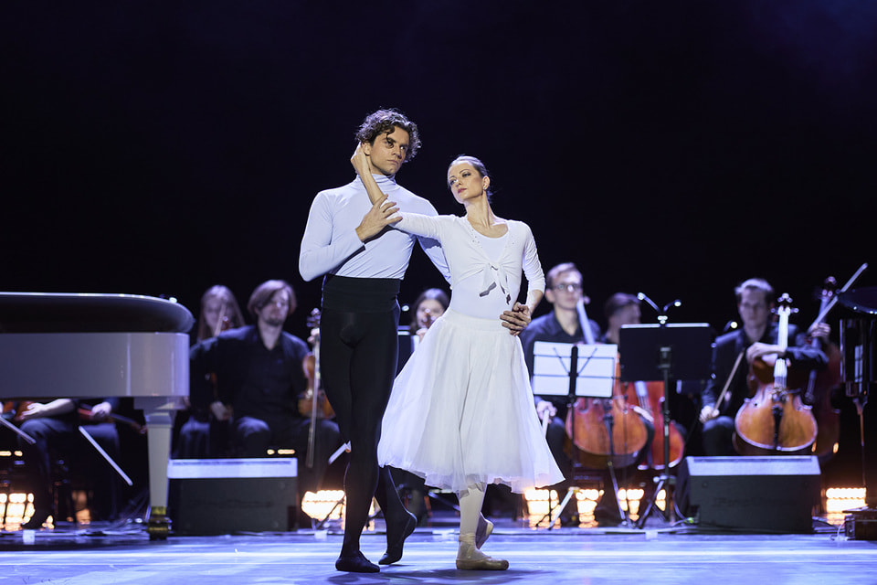 Перед зрителями показа выступили премьеры балета Большого Театра Игорь Цвирко и Нина Капцова