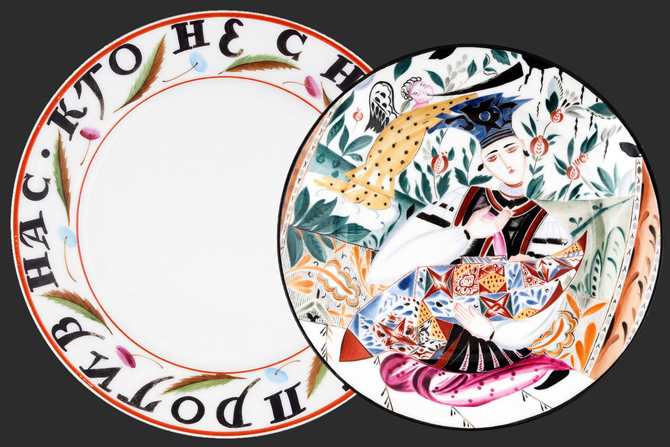 Декоративные тарелки «Кто не с нами, тот против нас», Чехонин, 1919 год, и «Материнство» по рисунку Щекатихиной-Потоцкой, 1920 год