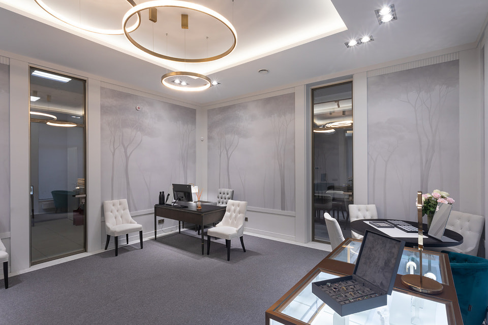 Спокойные серые тона в интерьере штаб-квартиры Parure Atelier дополнены золотыми акцентами деталей