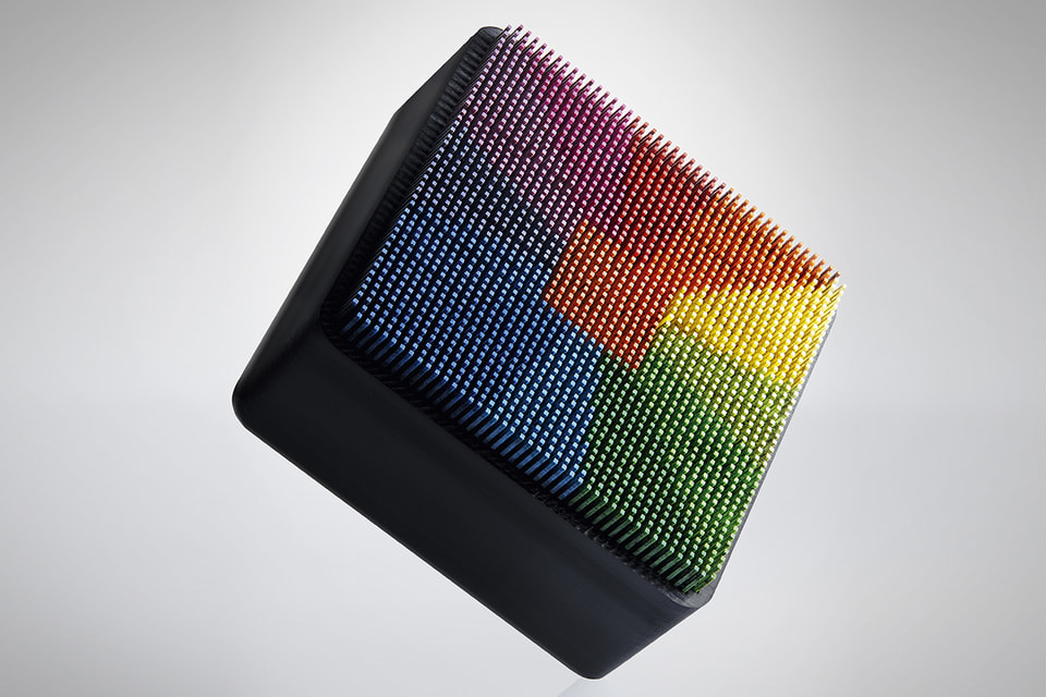 Цветные полосы из композитного материала «вживляются» в черный карбон по особой технологии Hublot
