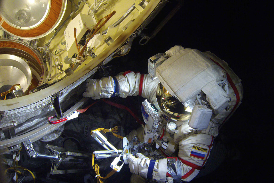Космонавт Олег Артемьев проводит испытания на МКС с часами марки «Константин Чайкин» на запястье