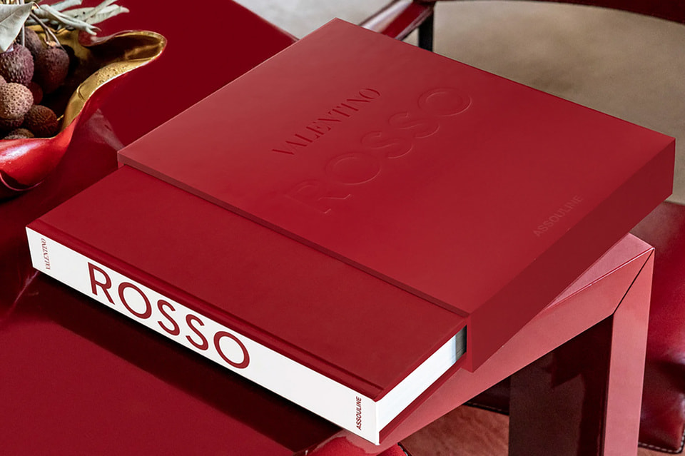 «Красная» книга от Valentino посвящена любимому цвету Валентино Гаравани, ставшему знаковым для истории итальянского Дома