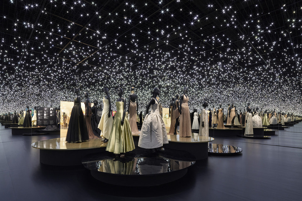 За эффектную сценографию выставки Dior Designer of Dreams отвечал японский архитектор Сёхэй Сигэмацу