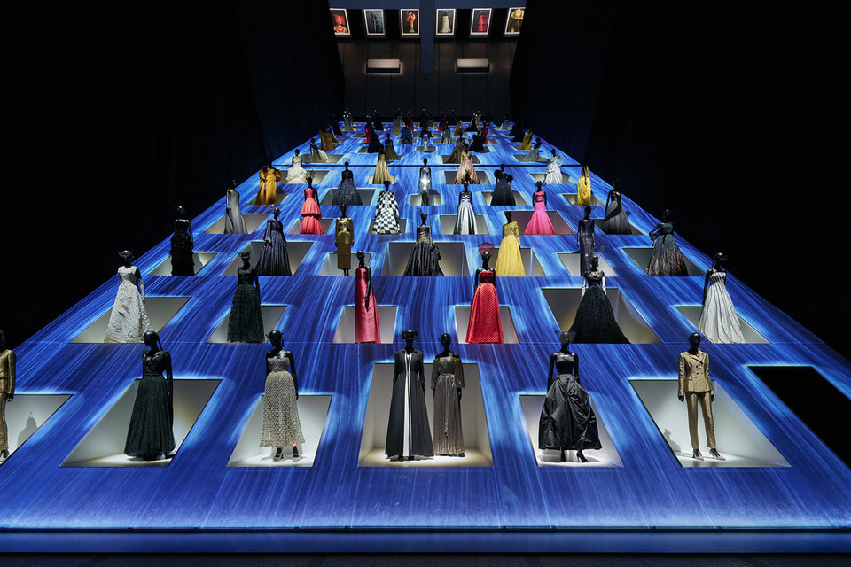 На экспозиции представлены ключевые наряды Dior за 70 лет работы французского модного Дома