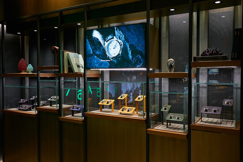 Новые коллекции часов Panerai представлены в витринах бутика по соседству с объектами, напрямую связанными с миром океана