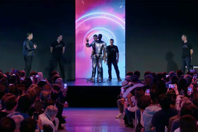 Илон Маск <em>(крайний слева</em>) презентует робота Optimus