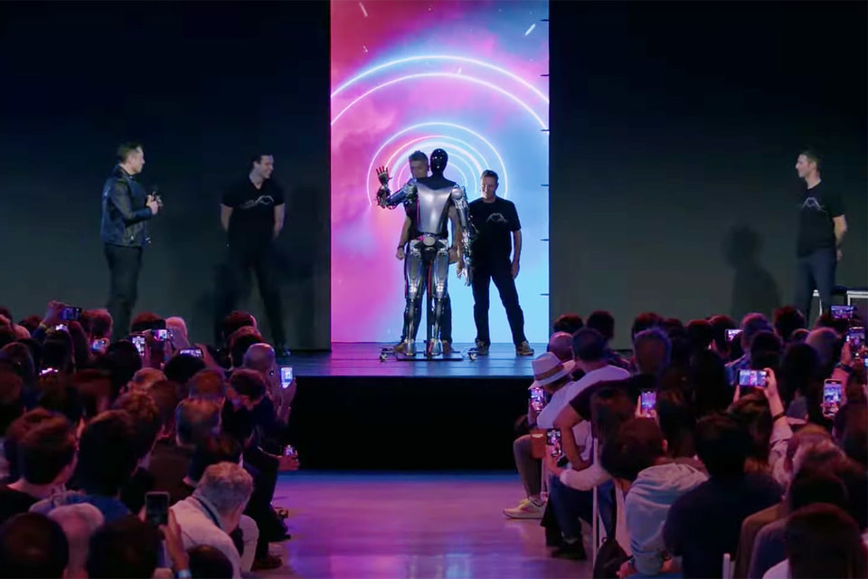 Илон Маск (крайний слева) презентует робота Optimus