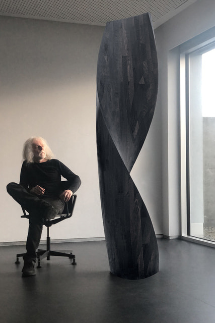 Скульптор Властимил Беранек и созданная им скульптура «Черная кость»