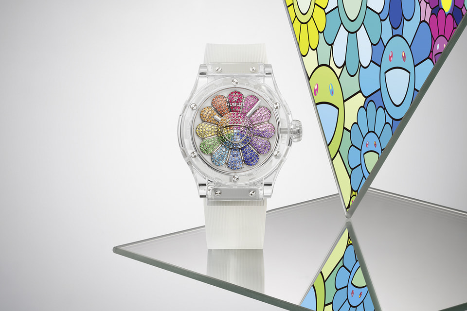 Циферблат модели Classic Fusion Takashi Murakami Sapphire Rainbow украшен изображением цветка, чьи лепестки усыпаны паве из цветных драгоценных камней