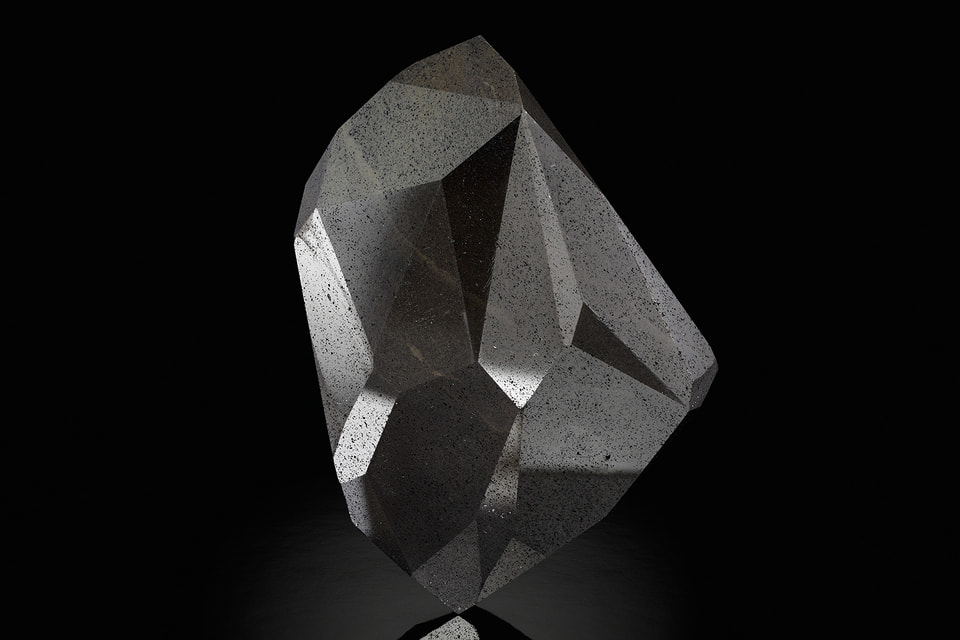 Внушительный вес в 555,55 карата делает «Энигму» одним из самых крупных и редких бриллиантов в мире, поэтому Sotheby's устраивает ради него специальные торги
