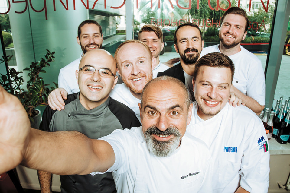 Команда ресторана Probka на Цветном и Арам Мнацаканов