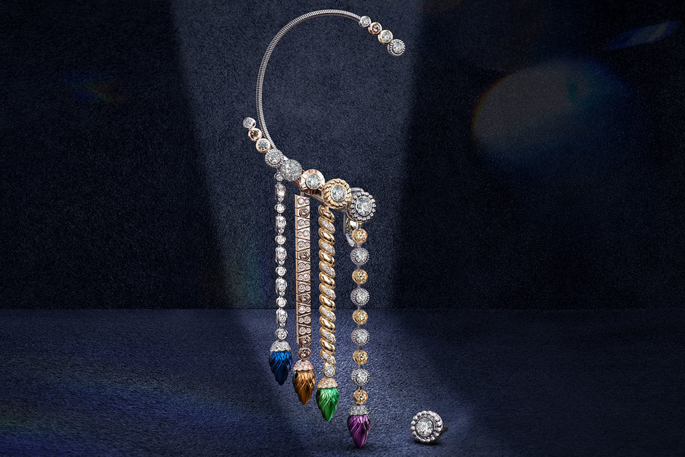 Кафф из коллекции Metamorphosis от De Beers украшен четырьмя бриллиантовыми нитями – по одной на каждое время года