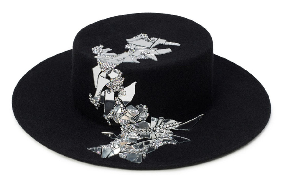 Шляпа российского бренда Cocoshnick Headdress с россыпью частиц разбитых зеркал и страз, которые мастера вручную крепят на головной убор