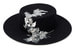 Шляпа российского бренда Cocoshnick Headdress с россыпью частиц разбитых  зеркал и страз, которые мастера вручную крепят на головной убор