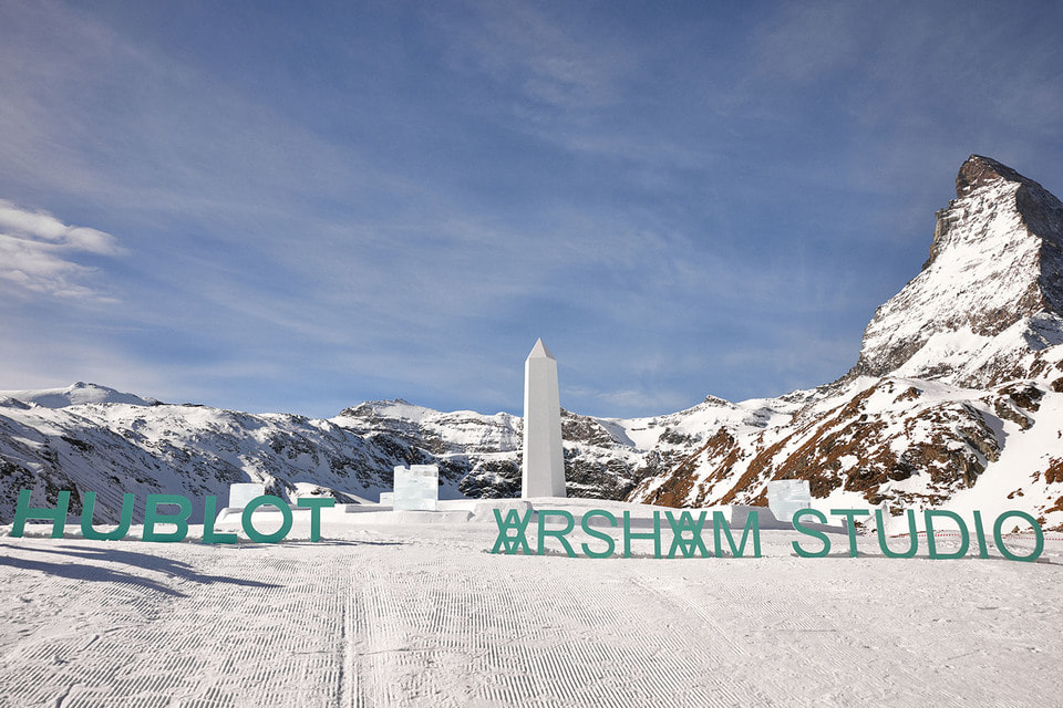 Скульптура, представляющая собой кварцевый обелиск, установлена на вершине горы Маттерхорн