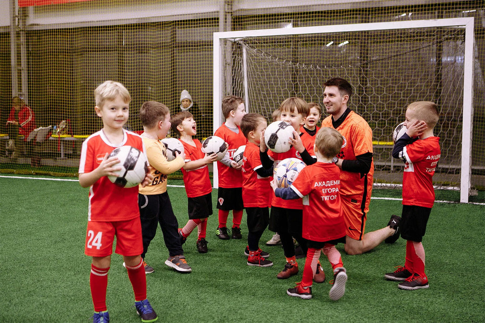 Ученики детской Футбольной Академии Егора Титова на тренировке