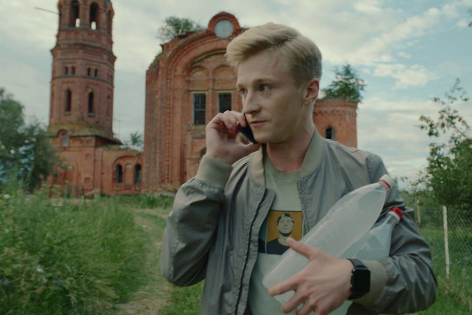Развалины храма Николая Чудотворца в кадре из сериала «Жуки»