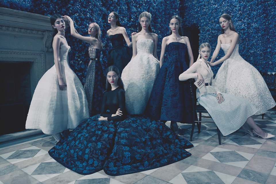 Фото из книги: модели в нарядах Dior, созданых Рафом Симонсом