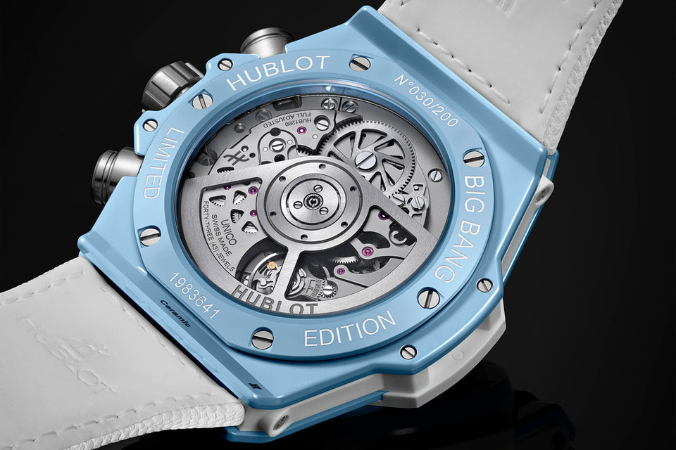 Безель часов выполнен из голубой керамики, легкой и сверхустойчивой