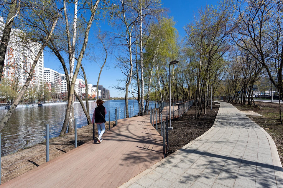 С аллеи в районе Коломенской улицы открываются прекрасные виды на излучину Москвы-реки