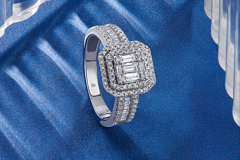 Центральная композиция кольца Flaming Ice – 6 бриллиантов огранки «багет» и паве круглых камней