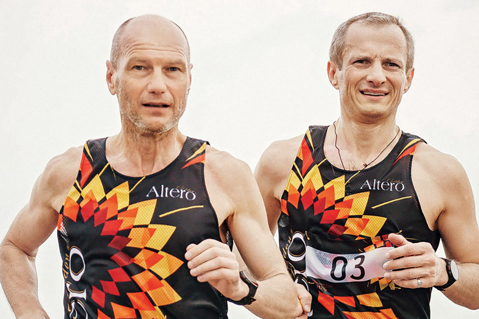 Чемпион мира по марафону Юрий Строфилов и Сергей Иванов (справа) на дистанции