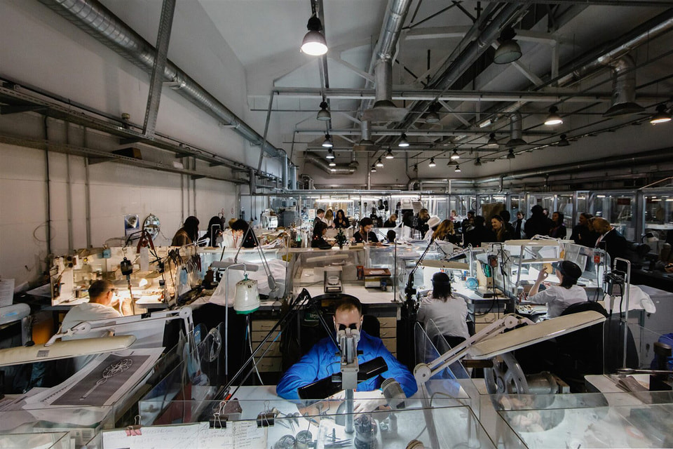  В крупнейшем в Санкт-Петербурге ювелирном центре можно понаблюдать за работой мастеров