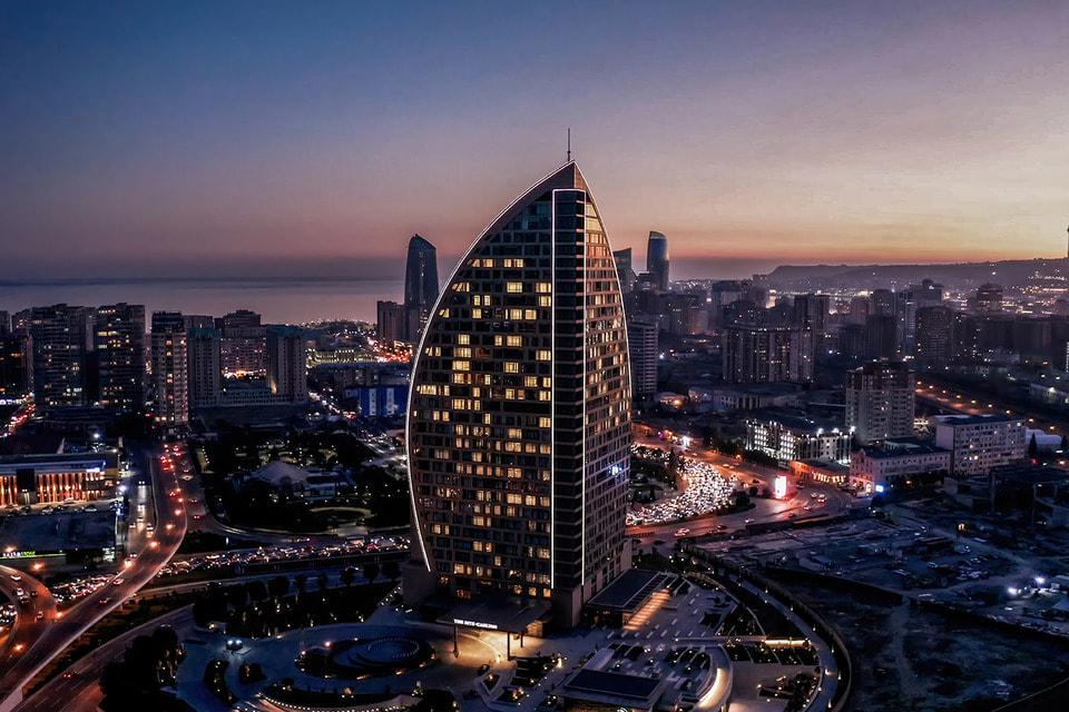 33-этажный The Ritz-Carlton Baku расположен в самом центре города