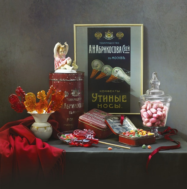 Образцы «абрикосовской» продукции на фоне рекламы «Товарищества А.И. Абрикосова Сыновей»