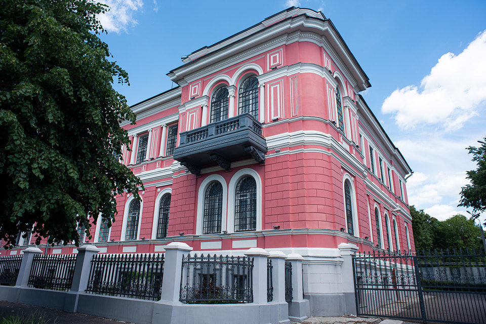 Здание музея – старинный особняк XIX века, построенный по проекту архитектора Р.И. Клейна