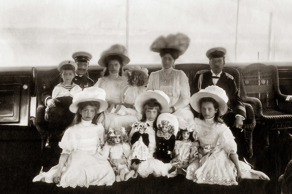 Семья Николая II: у дочерей императора в руках куклы, подаренные им Вильгельмом II (предположительно на фото слева)