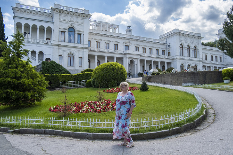 Светлана Пчельникова у Ливадийского дворца: в  2022 г. здесь проходила выставка »Царские игрушки и куклы»