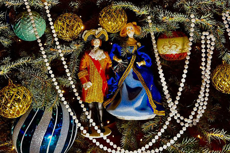 Среди елок, украсивших  в этом году главную аллею ВДНХ – и красавица из Санкт-Петербурга