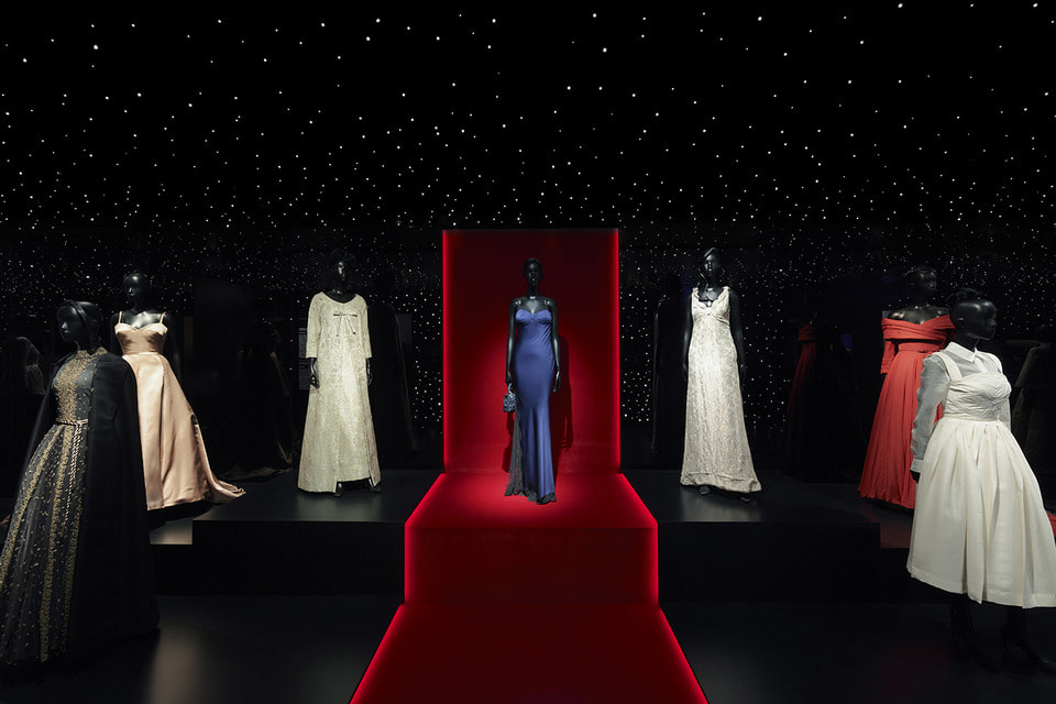 Пространство, посвященное платьям Dior, блиставшим на красных дорожках мировых кинофестивалей