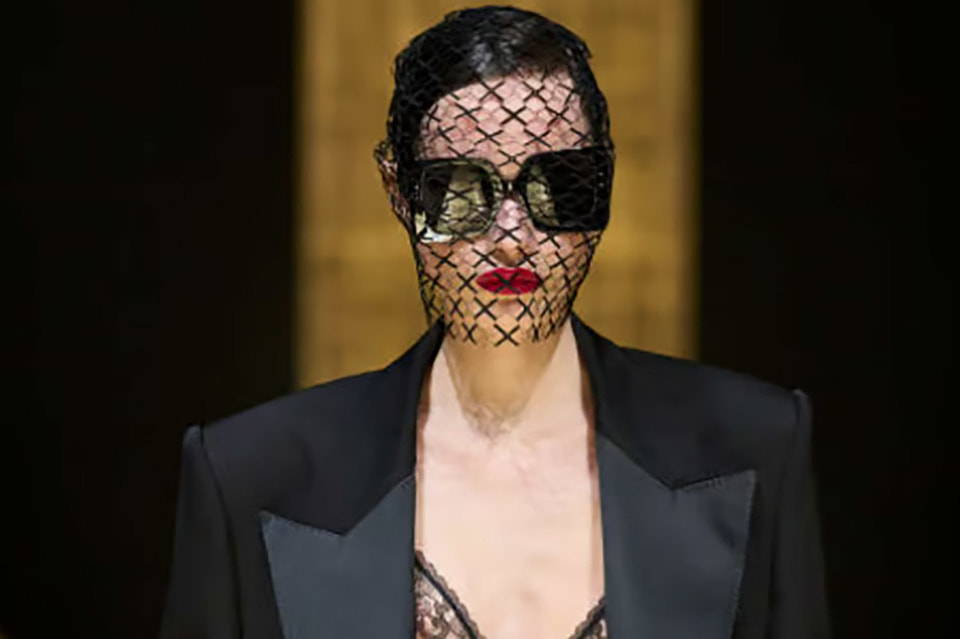 Модель в очках из совместной коллекции EssilorLuxottica и Dolce &amp; Gabbana
