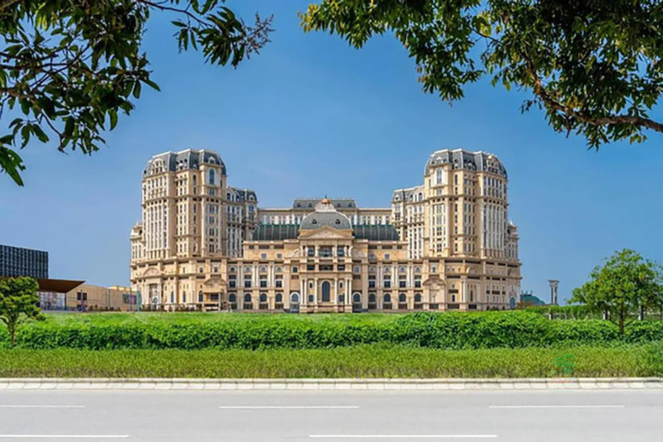Palazzo Versace Macau расположен в одном из трех зданий отельного комплекса Grand Lisboa Palace Resort Macau
