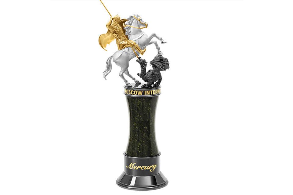 Статуэтка «Золотой святой Георгий» из камня змеевика, серебра и позолоченного серебра