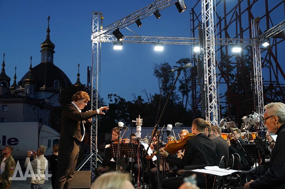 Первое выступление симфонического оркестра в Мариуполе на площади перед разрушенным театром 10 сентября 2022 года