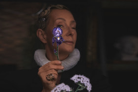 Татьяна Полякова, специалист по этикету и коммуникациям, также создает броши в виде цветов в коллаборации с Императорским ювелирным Домом «Русские самоцветы»