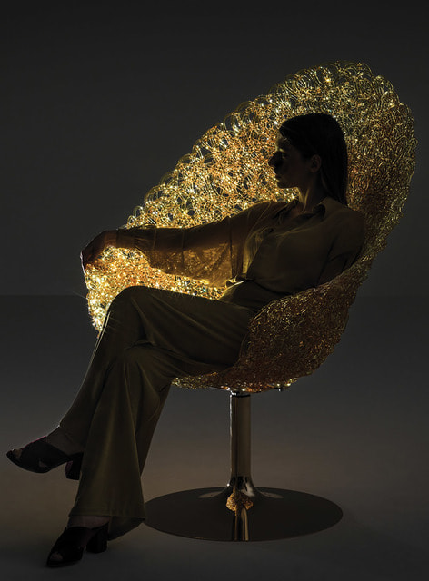 Кресло Margherita меняет цвет в зависимости от освещения