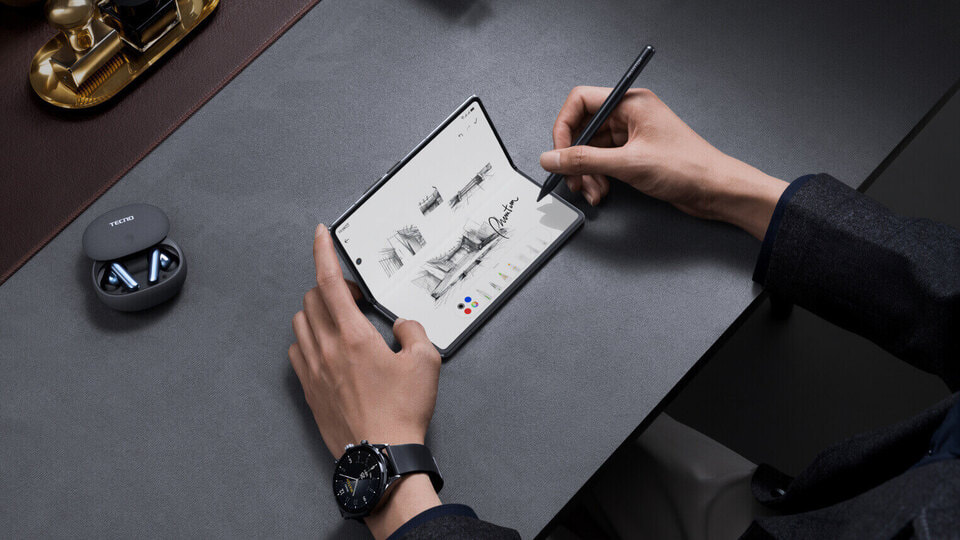 Вместе со смартфоном Tecno Phantom V Fold2 в комплекте идет стилус Phantom V Pen