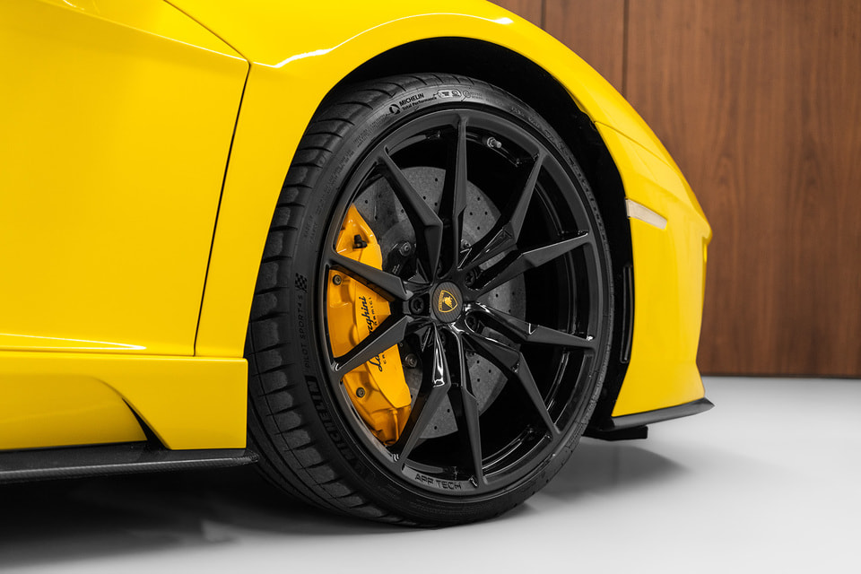 Минимальный диаметр колеса для всего ряда моделей Lamborghini Aventador составляет 487-495 мм